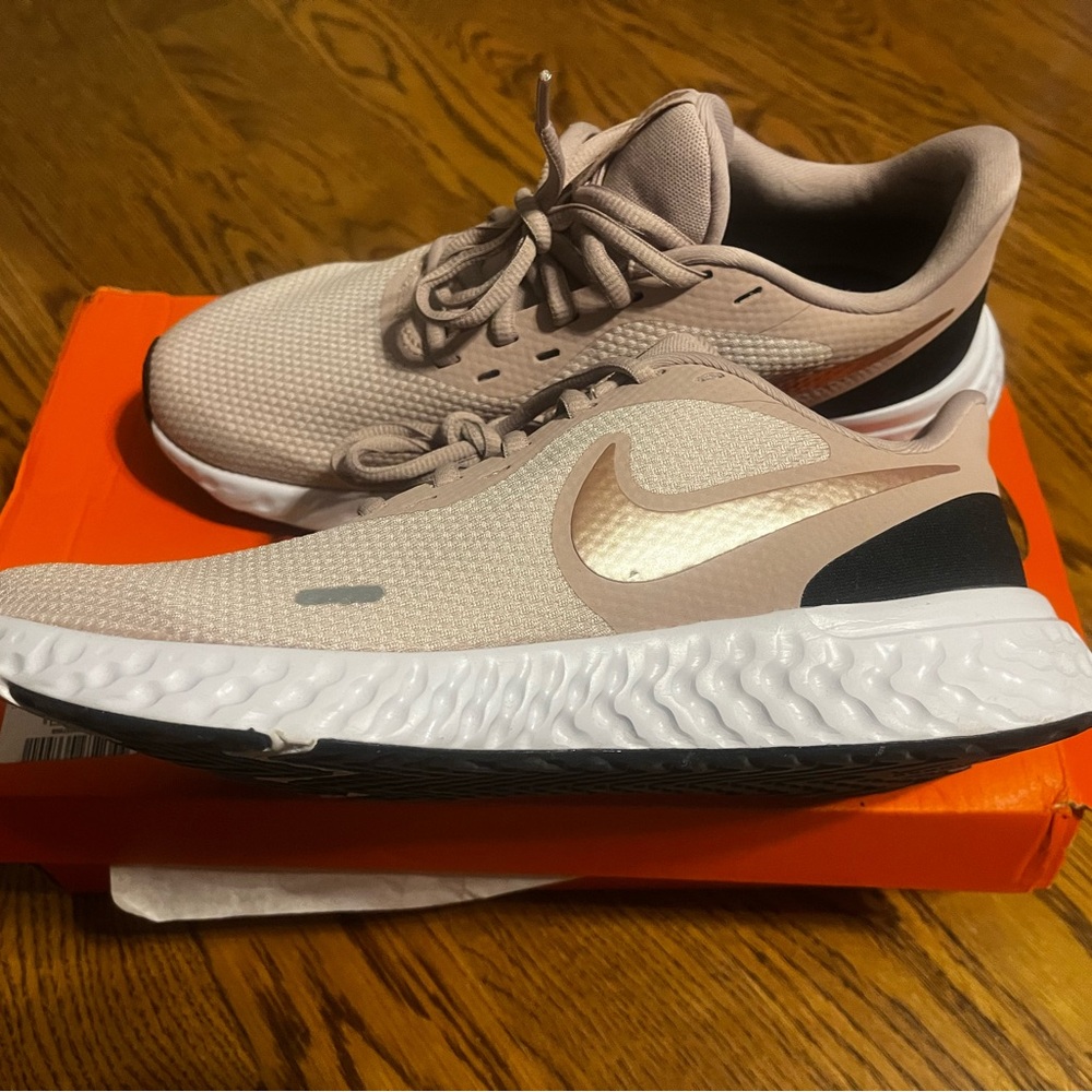 NWT Nike Revolution 5 Women’s Size 9 Barely Rose